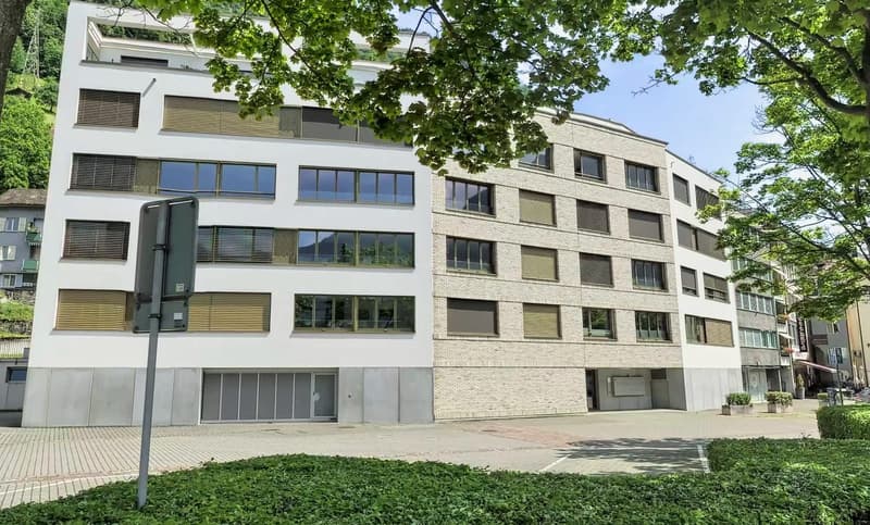 Ein Einstellhallenplatz und ein Aussenparkplatz in Flüelen mieten - Axenstrasse 22 & 26 (1)