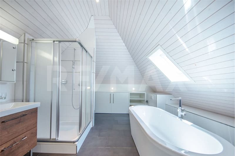 Zur Dauervermietung, charmante 3.5-Zimmer-Dachwohnung im Schlössli in Vitznau (9)