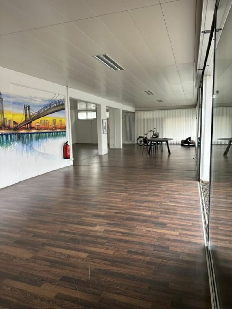 Top Gewerberaum mit viel Licht und idealer Präsentationsfläche (1)