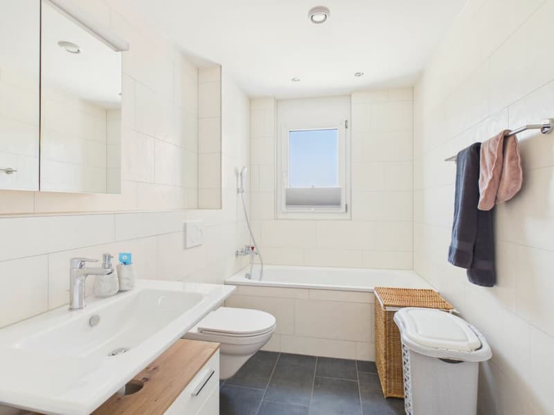 Badezimmer mit Badewanne und Waschturm