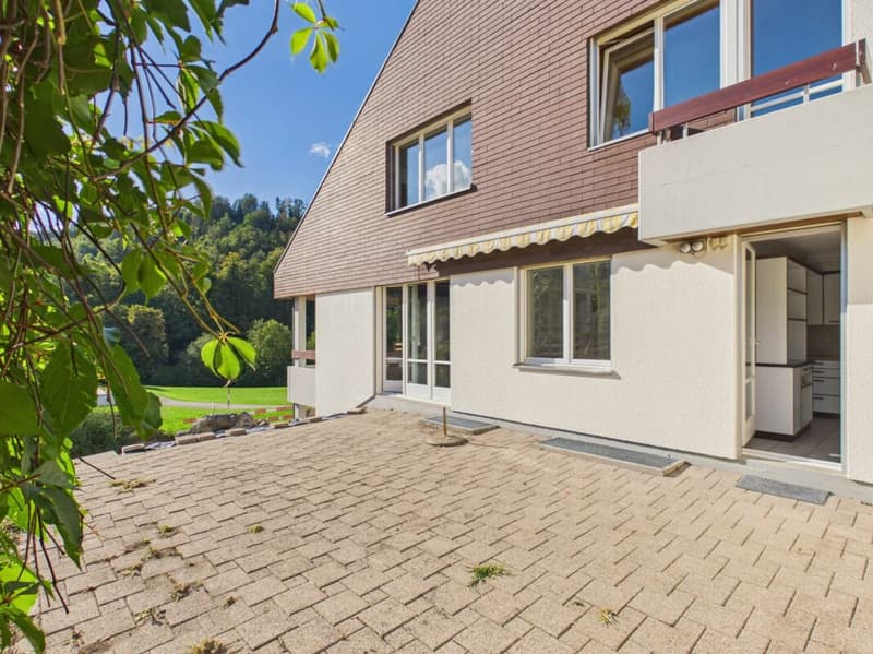Grosszügige Terrasse mit Zugang zur Küche und Wohnzimmer