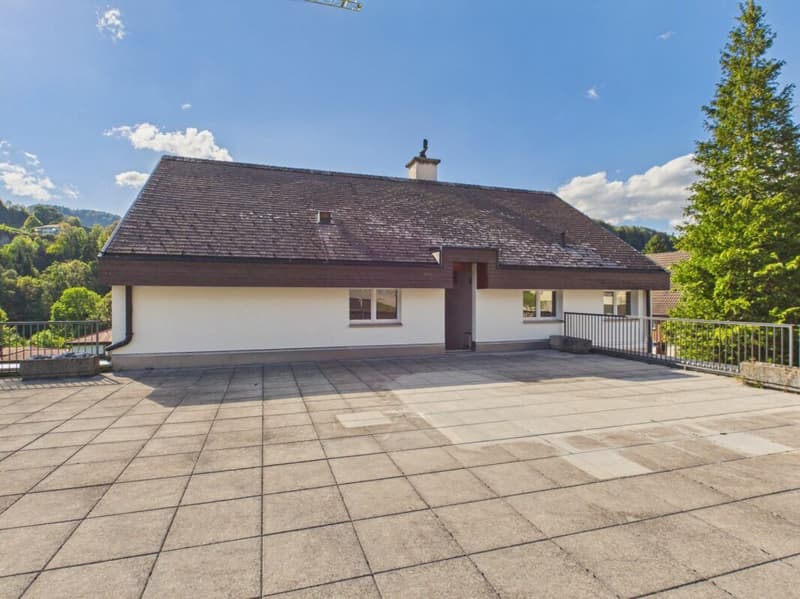 Grosser Balkon mit Zugang zum Obergeschoss