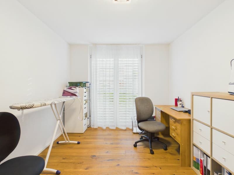 Grosszügige Schlaf-/Arbeitszimmer