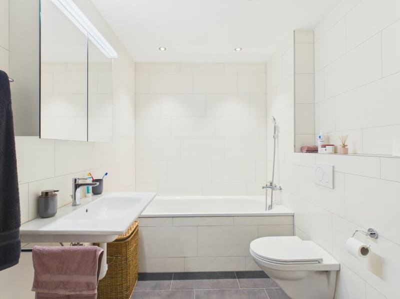 Badezimmer mit Badewanne, Dusche und WC