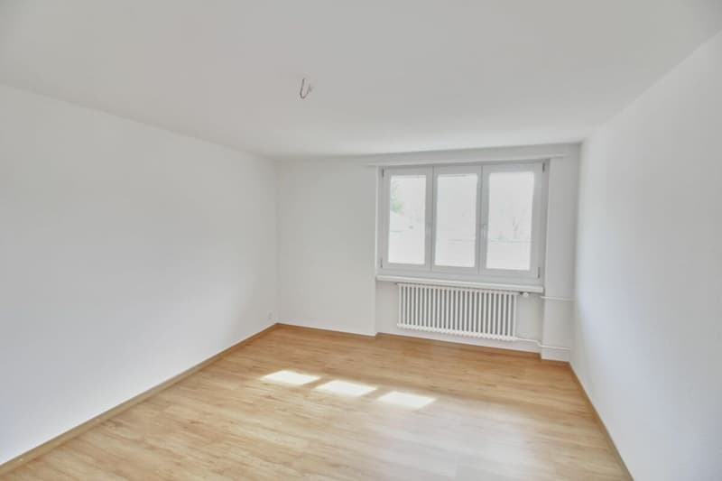 Helles Schlafzimmer mit viel Tageslicht