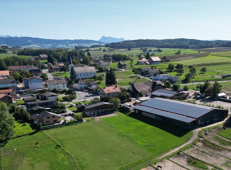 Maison d'architecte, centre équestre sur 4350m² de parcelle et mazot (11)