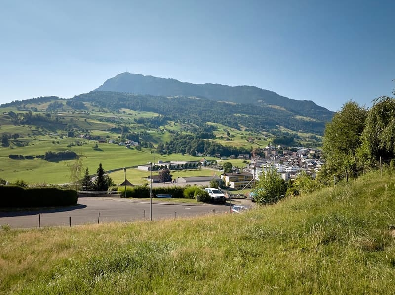 Attraktive Baulandparzelle mit Berg- und Seesicht (2)