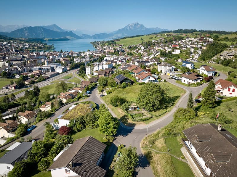 Attraktive Baulandparzelle mit Berg- und Seesicht (1)