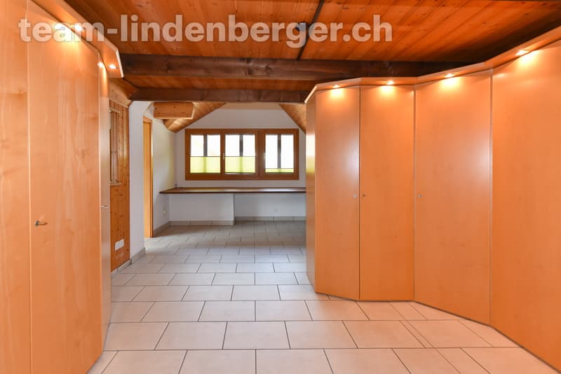 Ankleideraum (im Hintergrund Platz für ein mögliches Homeoffice