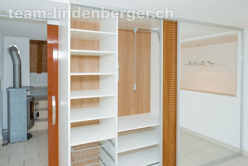 Einbauschrank mit Zedernholz-Rückwänden und Kleiderlift