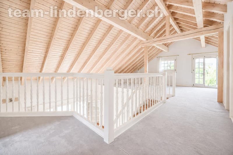 Elegante Galerie mit offenem Wohngefühl
