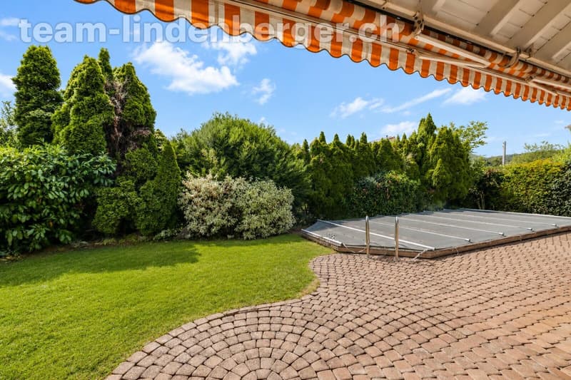 Blick in Garten vom gedeckten Sitzplatz