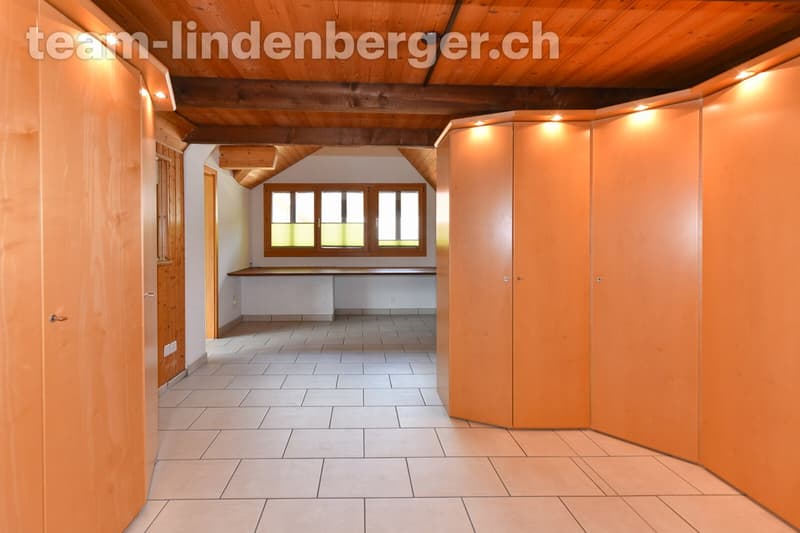 Ankleideraum (im Hintergrund Platz für ein mögliches Homeoffice