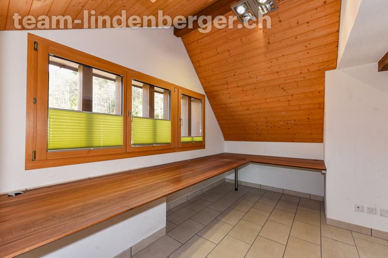 Homeoffice mit eingebautem Nussbaumtischblatt