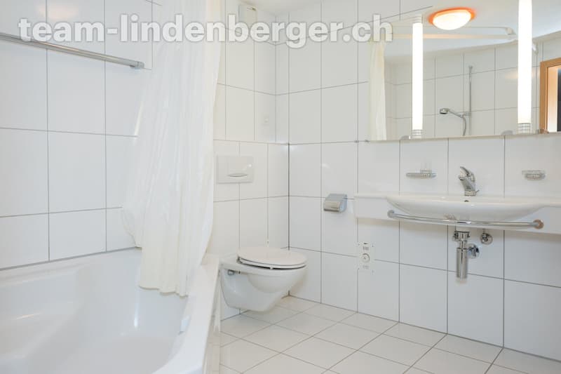 Badezimmer mit WA/TU und Eckbadewanne OG
