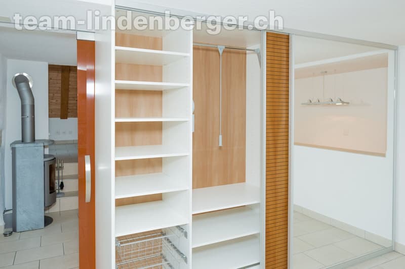 Einbauschrank mit Zedernholz-Rückwänden und Kleiderlift