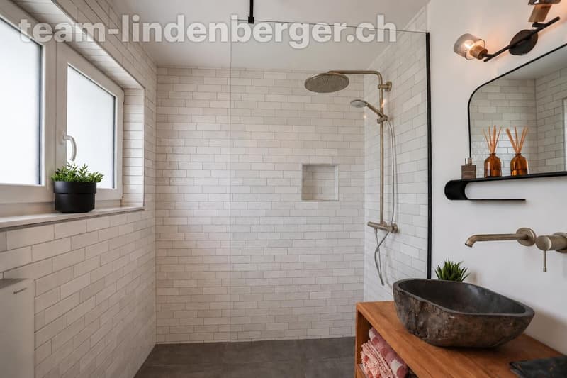 Modernes Badezimmer mit Dusche im EG