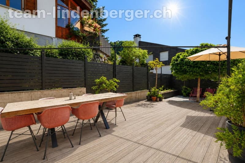 Gemütlicher Sitzplatz mit Garten