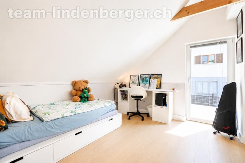 Kinderzimmer mit direktem Zugang zum Balkon