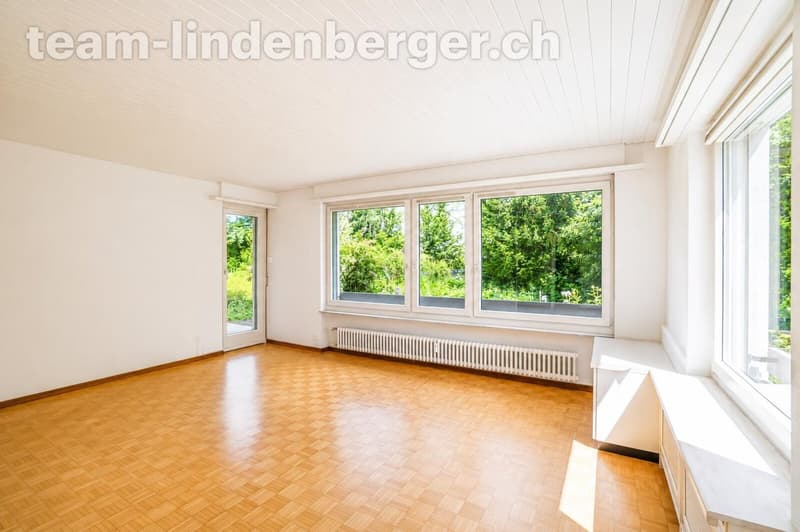 Wohnzimmer mit viel Licht