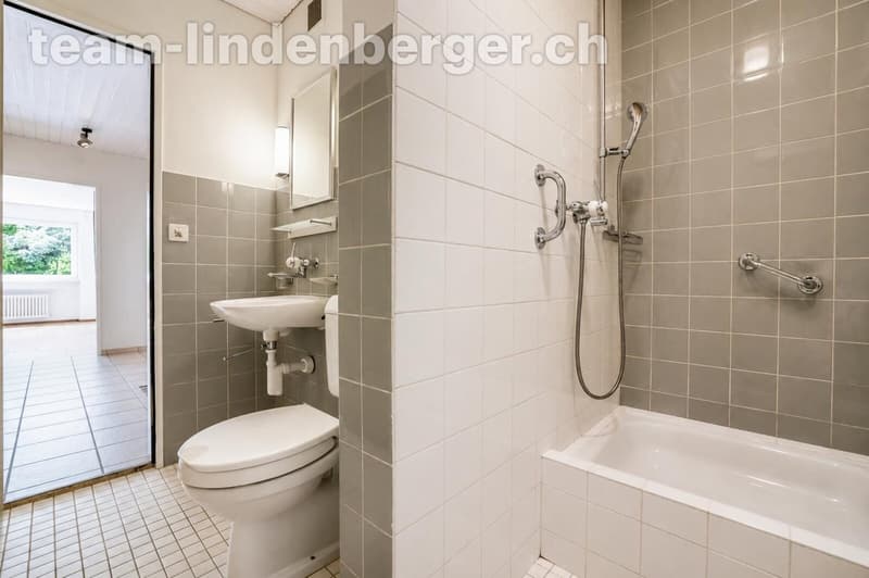 Badezimmer mit Dusche