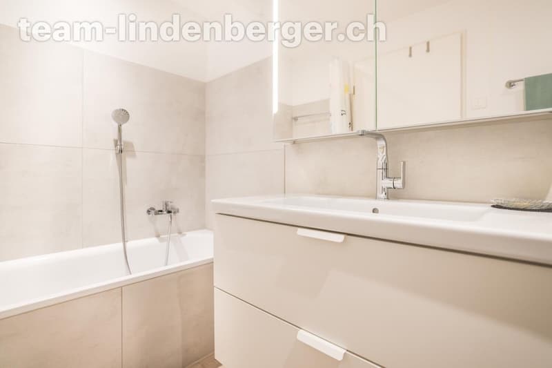 Badezimmer mit Dusche, Badewanne und Waschturm
