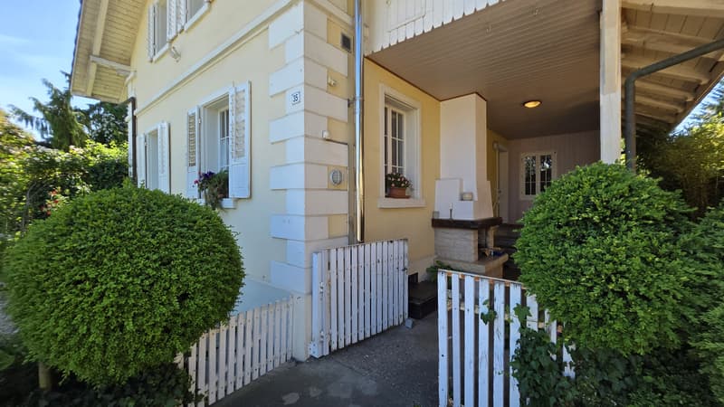 Eingangsbereich mit stilvoll integrierter Grillstelle