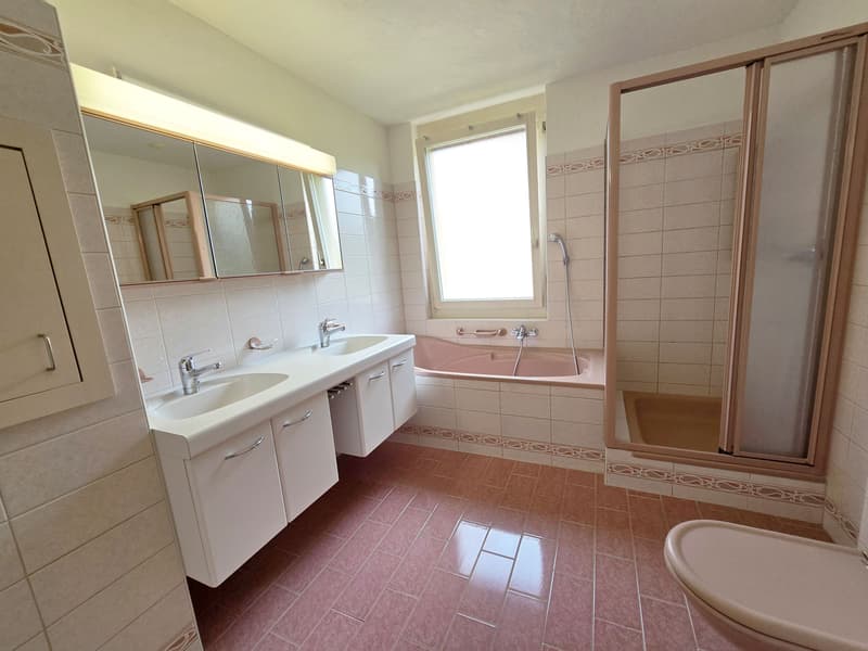 Grosszügige Nasszelle im OG mit Badewanne und Dusche