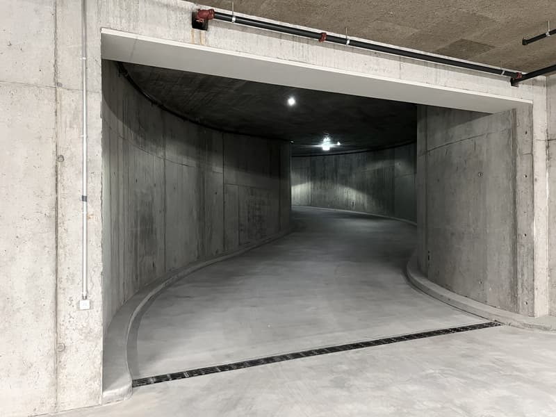 Place de parking pour camping-cars - Neuve et sécurisée! (2)