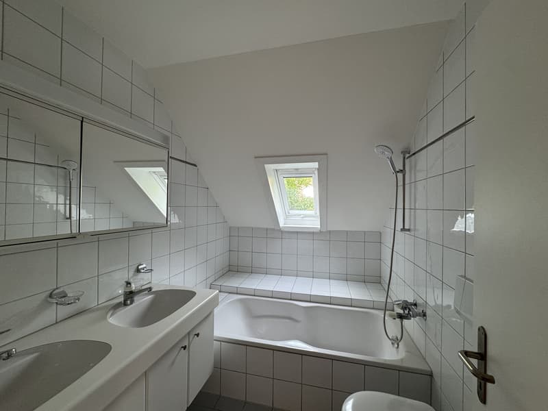 Helle 5.5-Zimmerwohnung im DG mit grosszügigem Grundriss in Hausen am Albis (6)
