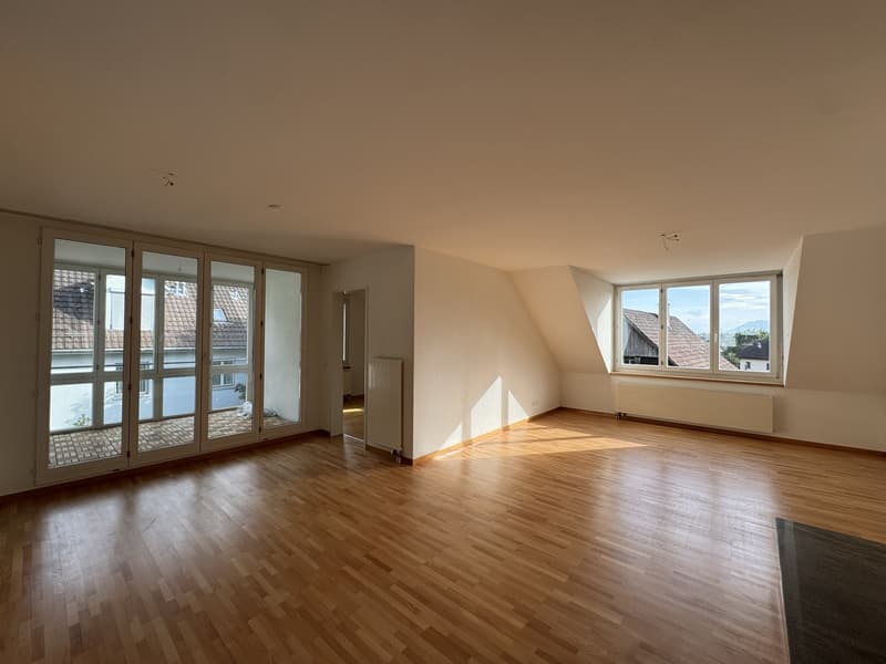 Helle 5.5-Zimmerwohnung im DG mit grosszügigem Grundriss in Hausen am Albis (3)