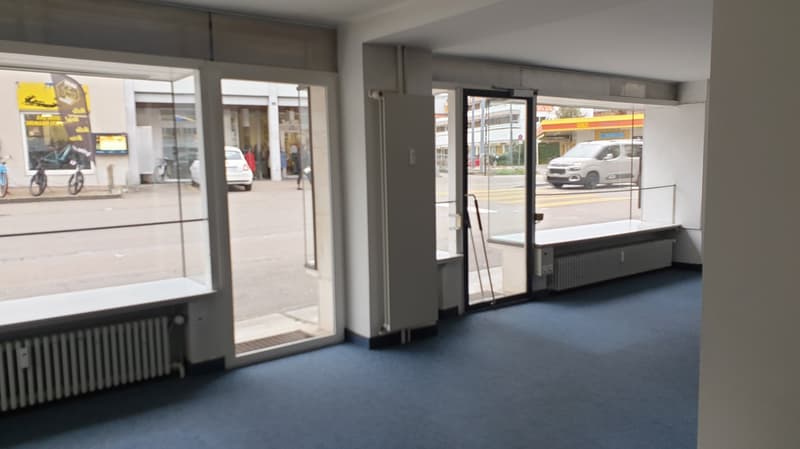Laden-/Büroräumlichkeiten mit Schaufenster im Zentrum von Aesch (2)