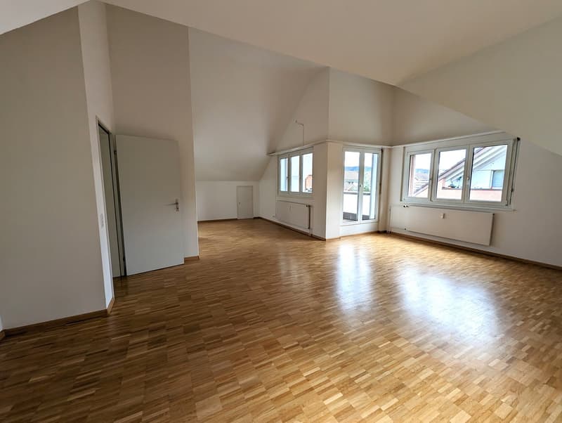 Schöne, grosszügige 3.5-Zimmer-Dach-Wohnung am Amselweg in Reinach, Nähe International School (2)