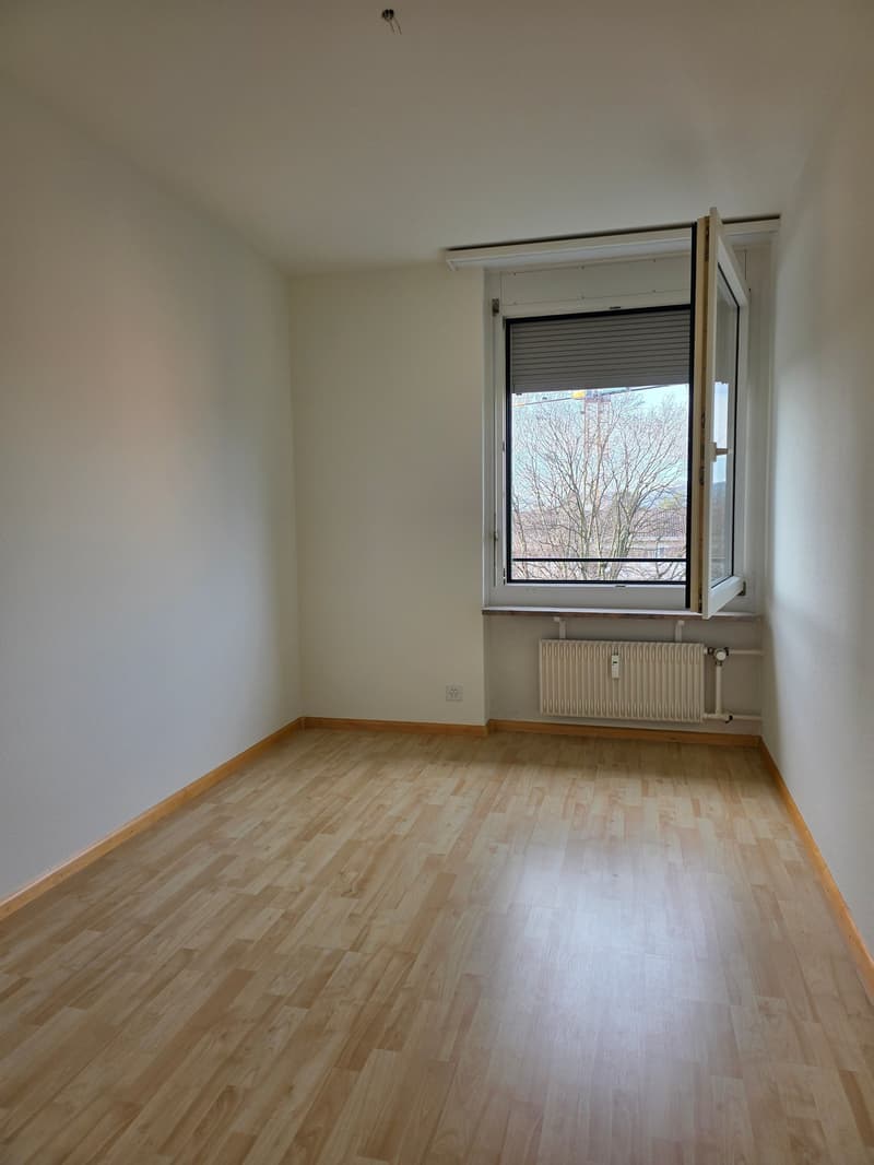 Hübsche, helle 4-Zimmer-Whg mit toller Aussicht (6.OG mit Lift) in Arlesheim (8)