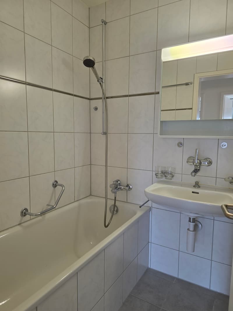Hübsche, helle 4-Zimmer-Whg mit toller Aussicht (6.OG mit Lift) in Arlesheim (6)