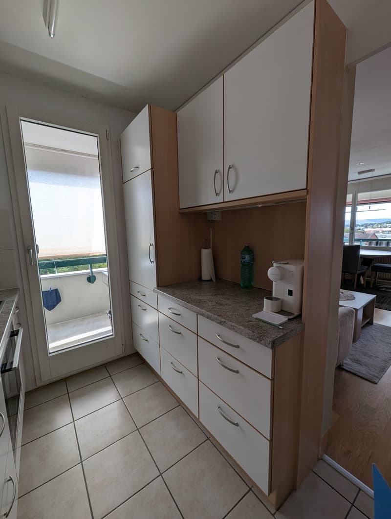 Hübsche, helle 4-Zimmer-Whg mit toller Aussicht (6.OG mit Lift) in Arlesheim (3)