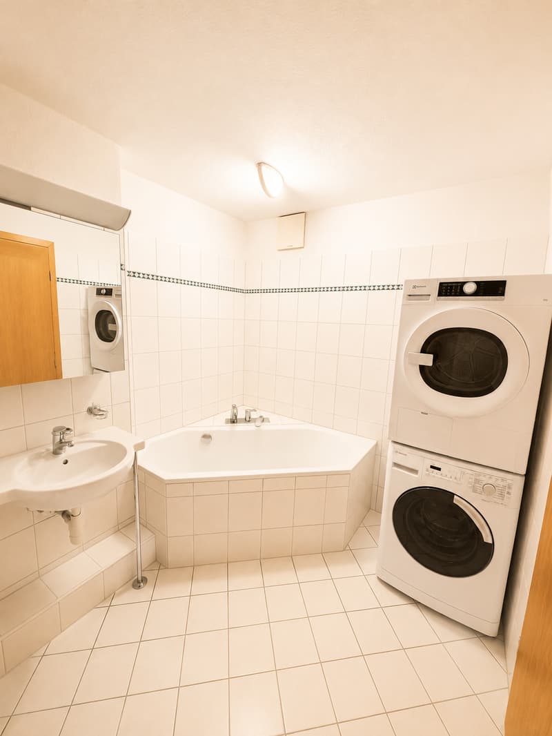 Badezimmer mit Wäscheturm