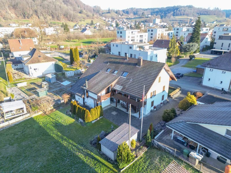 Attraktives Zweifamilienhaus mit Entwicklungspotential im Herzen von Gränichen (2)