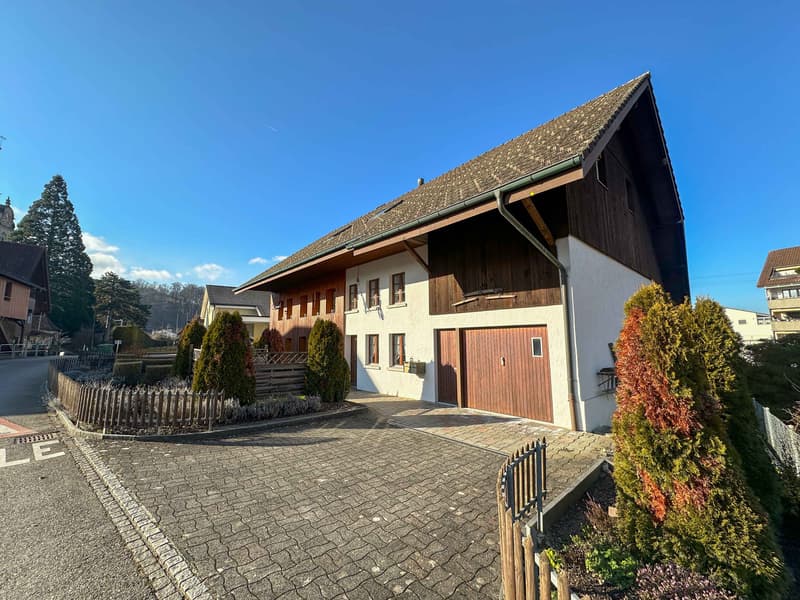 Attraktives Zweifamilienhaus mit Entwicklungspotential im Herzen von Gränichen (1)