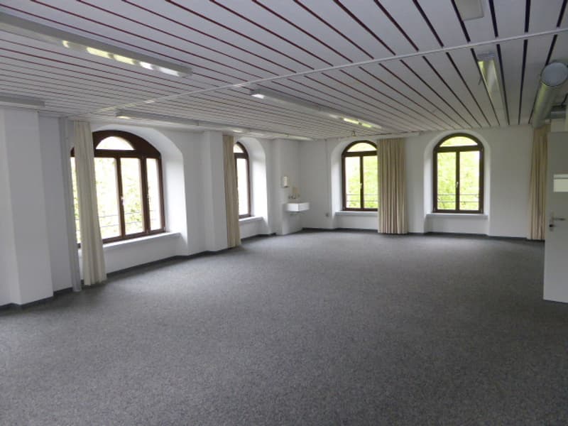 Multifunktionale und hochwertig ausgebaute Büro- / Schulungsräume (3)