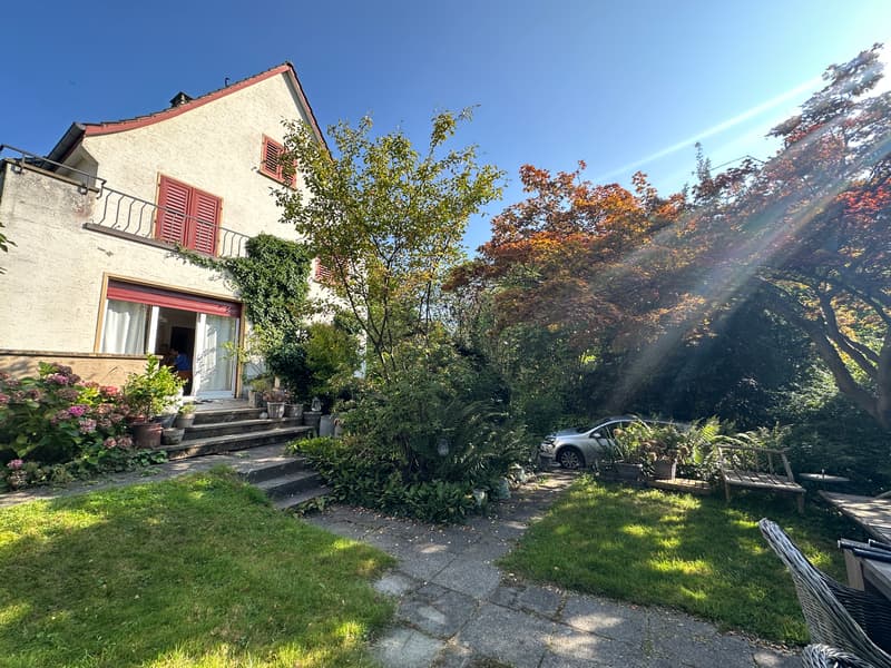 Charaktervolles 7 Zimmer Einfamilienhaus in beliebtem Wohnquartier (1)
