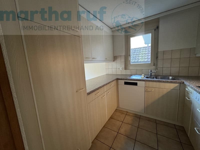 Küche mit Durchreine zu Essbereich