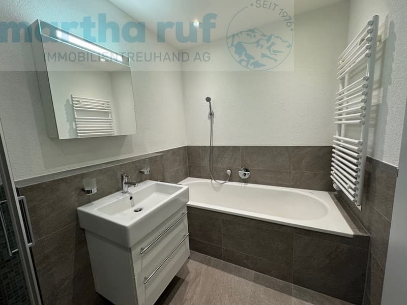 Badezimmer mit Badewanne / salle de bain avec baignoire / Bathroom with bathtub