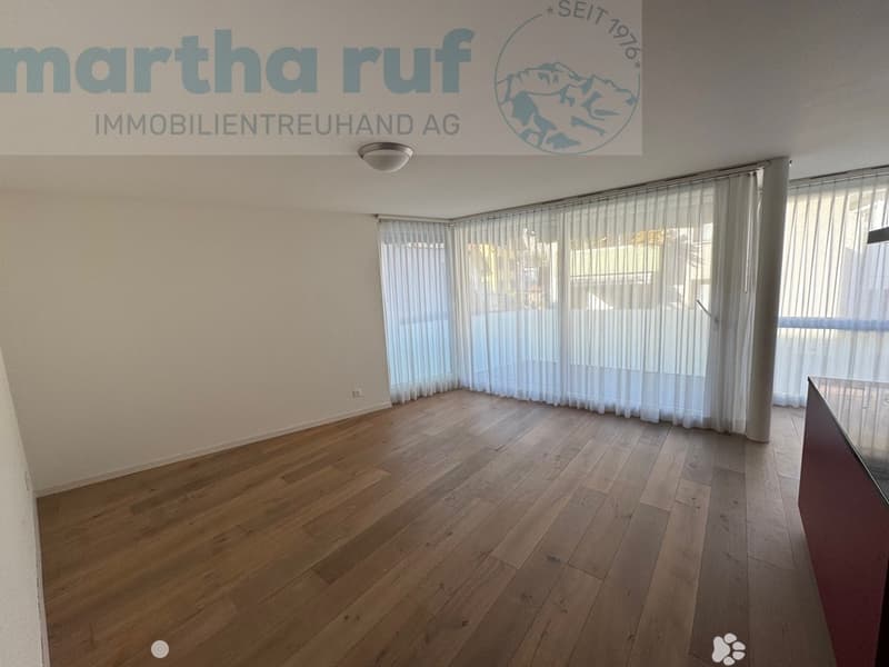Wohnen mit Austritt auf Balkon / Salon avec sortie sur le balcon / Living with exit to balcony