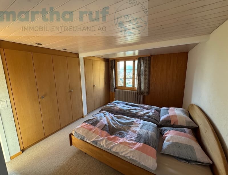 Schlafzimmer mit Einbauschränken im OG