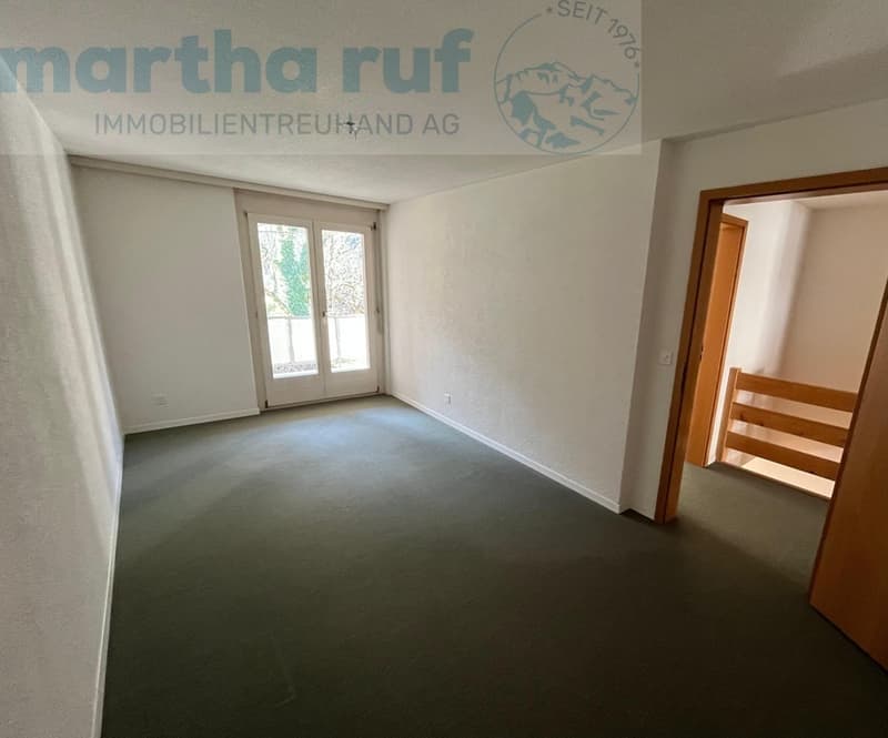 Kinderzimmer mit Austritt auf Balkon