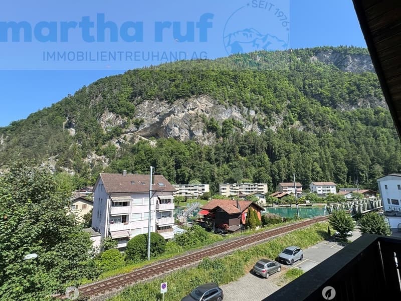 Aussicht ab Westbalkon in die Berge und auf die Aare