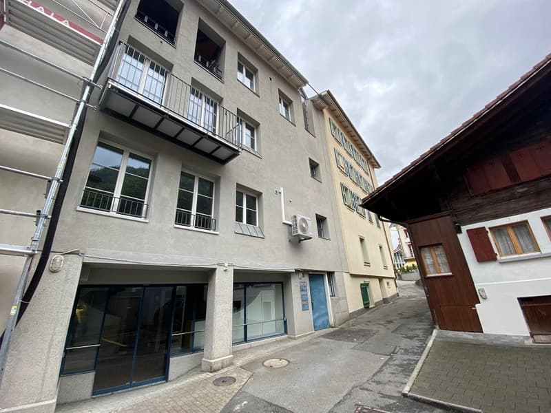 Weg hinter halb Haus