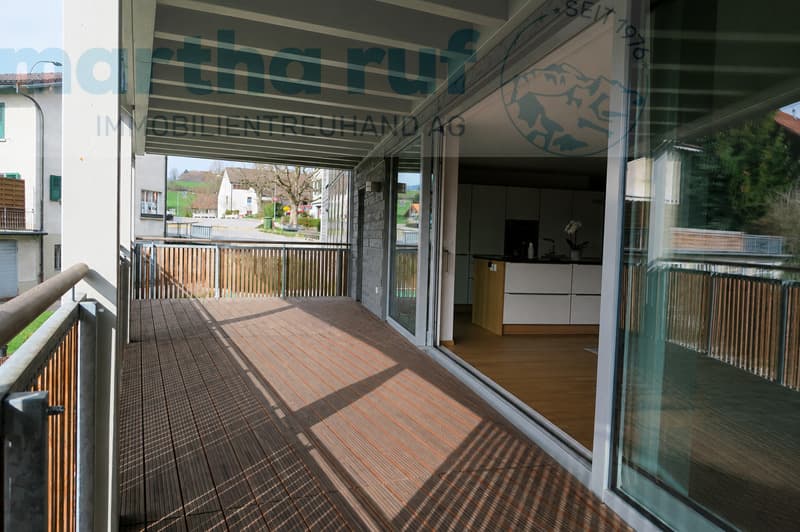 Im Zentrum gelegene, helle 4.5- Zimmer Wohnung mit Lift (4)