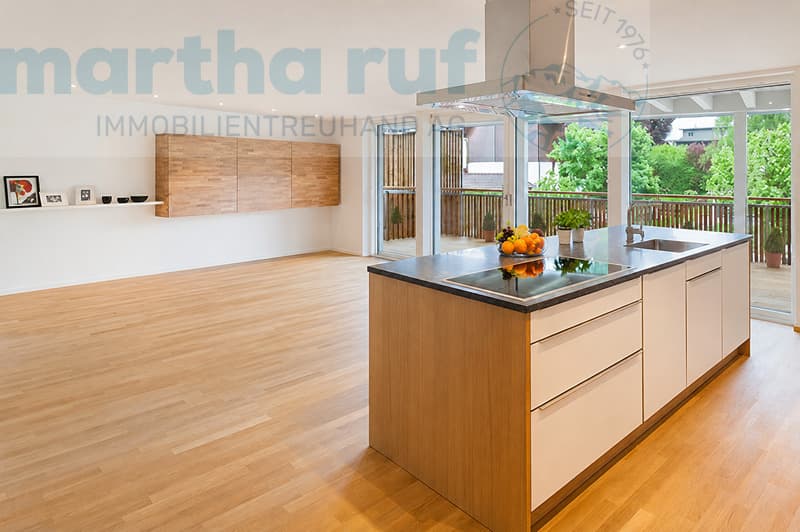 Im Zentrum gelegene, helle 4.5- Zimmer Wohnung mit Lift (2)